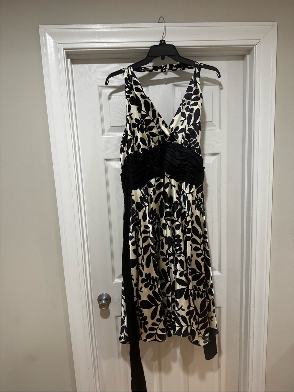 Maggy London Black and Ivory Floral V-Neck Ruched Empire Midi Dress